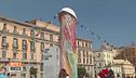La statua a forma di fallo sì, la donna che allatta no