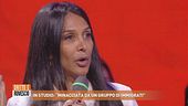 In studio: "Minacciata da un gruppo di immigrati"