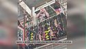 Napoli, il neomelodico canta dal balcone e disturba la scuola