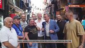 Napoli, canta dal balcone, petizione per farlo smettere