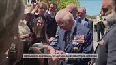 Re Carlo in Australia, un alpaca gli starnutisce addosso