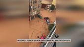Alluvione Valencia, le auto trascinate dall'acqua lungo le strade
