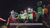 Speleologa intrappolata, il momento in cui viene estratta dalla grotta