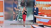 Astronauti mangiano pizza nello spazio