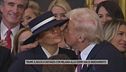 Trump, il bacio a distanza con Melania alla cerimonia di insediamento