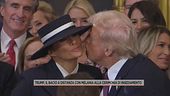 Trump, il bacio a distanza con Melania alla cerimonia di insediamento