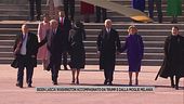 Biden lascia Washington accompagnato da Trump e dalla moglie Melania