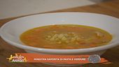 Minestra saporita di pasta e verdure