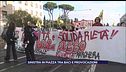 Sinistra in piazza tra baci e provocazioni