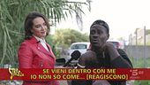 La Rustica, lo spaccio ha solo cambiato indirizzo: Rajae accolta da lanci di sassi e oggetti