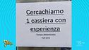 A Striscia il cartellone "cercachiamo 1 cassiera con esperienza"