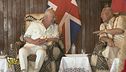 Re Carlo in visita alle isole Samoa tra selfie, cocktail e un insolito pollice verde