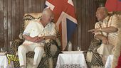 Re Carlo in visita alle isole Samoa tra selfie, cocktail e un insolito pollice verde