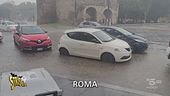 Roma, tra piste ciclabili allagate e "piscine" al posto delle strade