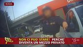 Jimmy Ghione e i parcheggi abusivi dei tassisti (fuori servizio) all'esterno dello stadio