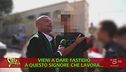 Trasporti abusivi. Gli studenti portati a scuola su una panca nel bagagliaio