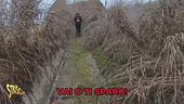 Anteprima - «Vai via o ti sparo!». Sono immagini da brividi quelle che ha registrato a Prarolo (Vercelli) Vittorio Brumotti