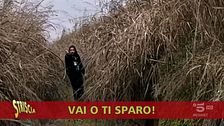 «Vai o ti sparo!»: ecco il servizio con lo spacciatore che minaccia Brumotti con una pistola nel Vercellese