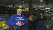 Brumotti e Paolone consegnano le "merdine" ai furbetti del parcheggio per disabili
