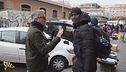 Stasera a Striscia: attimi di terrore per Jimmy Ghione e il suo cameraman, aggrediti nei pressi del mercato Esquilino di Roma