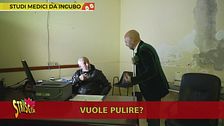 Studio medico da incubo, mozziconi di sigaretta e intonaco che si sgretola