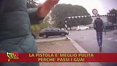 Pistole di contrabbando, un parcheggiatore abusivo a Milano si offre di procurarle con facilità