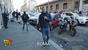 Dopo l'aggressione, Jimmy Ghione torna nei pressi del mercato Esquilino: i venditori di merce rubata sono ancora lì