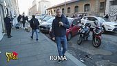 Dopo l'aggressione, Jimmy Ghione torna nei pressi del mercato Esquilino: i venditori di merce rubata sono ancora lì