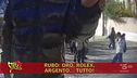 Tra chi compra e vende oro davanti al Colosseo spuntano anche i ragazzini