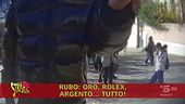 Tra chi compra e vende oro davanti al Colosseo spuntano anche i ragazzini