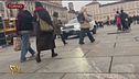 Questa sera a Striscia la notizia, Staffelli e Ghione mostrano come sia semplice entrare con l'auto nelle zone pedonali di Torino e Roma senza trovare alcun ostacolo.