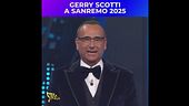 Gerry Scotti stupisce tutti: salendo sul palco di Sanremo o precipitando sul bancone di Striscia!