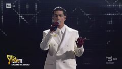 Sanremo 2025: Tony Effe usa il fondotinta e copre tutti i tatuaggi