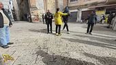 Anticipazione - Pugni e spintoni a Stefania Petyx e alla sua troupe a Palermo nei pressi del mercato di Ballarò