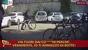 Anteprima - Calci e pugni contro un gancio di Striscia la notizia, aggredito a Brescia durante un servizio sui compro oro abusivi