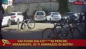 Anteprima - Calci e pugni contro un gancio di Striscia la notizia, aggredito a Brescia durante un servizio sui compro oro abusivi