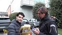 Tony Effe riceve il Tapiro d'oro dopo le critiche di Valerio Scanu sulle sue doti canore