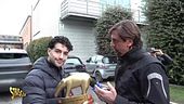 Tony Effe riceve il Tapiro d'oro dopo le critiche di Valerio Scanu sulle sue doti canore