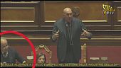 A Crosetto squilla il cell mentre in Senato parla di Difesa. Ma l'unica che lo bombarda è la moglie!