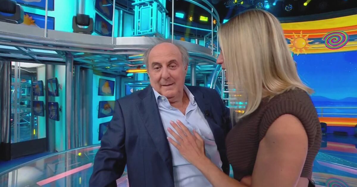 Striscia la notizia: Gerry Scotti cade dalle scale dello studio di Striscia la notizia Video