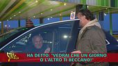 Brumotti consegna le "merdine" ad Assago: mani in alto, ti ho beccato!