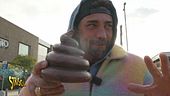A Carugate Brumotti consegna l'anti-trofeo: la merdina! Simbolo di lotta per la civiltà