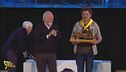 Antonio Ricci consegna a Leonardo Pieraccioni la Fionda di Legno: tra i premiati De André, Villaggio, la Gabanelli e Don Mazzi