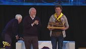 Antonio Ricci consegna a Leonardo Pieraccioni la Fionda di Legno: tra i premiati De André, Villaggio, la Gabanelli e Don Mazzi
