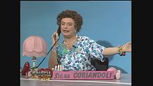 La signora Coriandoli conduce Striscia