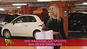C'è chi usurpa il parcheggio disabili e sferra pure un calcio alla merdina