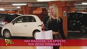 C'è chi usurpa il parcheggio disabili e sferra pure un calcio alla merdina
