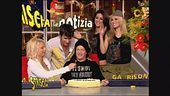 Maria De Filippi conduce Striscia e finisce a torte in faccia