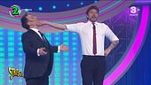 Il Mago Forest chiede al De Martino della Gialappa's perché i pacchi ricchi arrivino sempre a fine puntata. E lui...
