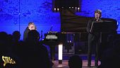 Il Mago Casanova tra pianoforte, candele e tavolini magici: il video del Family Concert